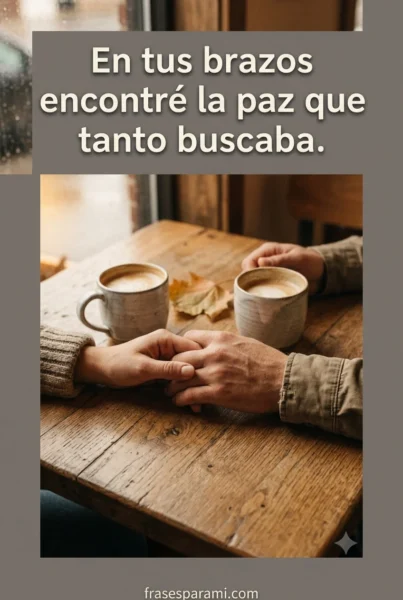 Postal de amor con fotografía de manos entrelazadas y frase corta de paz y romance