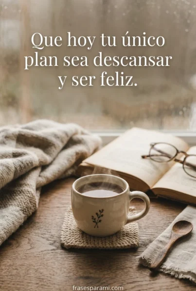 Frase corta de feliz domingo sobre una taza de café caliente para compartir en estados