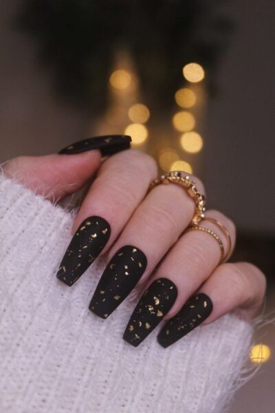 diseños de uñas negras con dorado