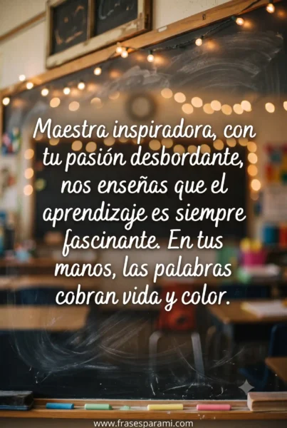 Aula escolar con pizarra de fondo para homenaje a maestras de primaria