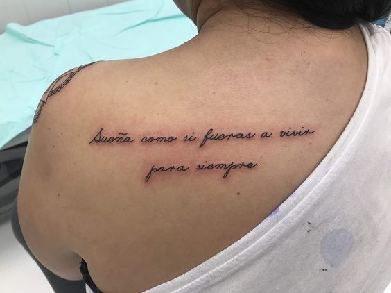 tatuajes de frases en la espalda para mujer