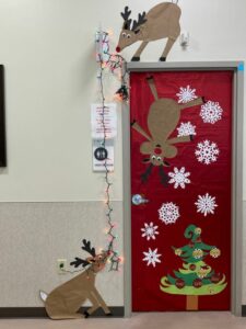 creatividad para decorar oficina decoracion de puerta en navidad