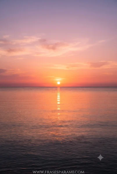 Fotografía vertical de puesta de sol en el horizonte marino